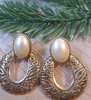 🇨🇦2/$20Vintage pearl and gold tone metal earrings